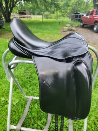 Tack ID: 568528 17 County Perfection Dressage Saddle - Med Tree - Used/Blk - PhotoID: 153087 - Expires 15-Aug-2024 Days Left: 74