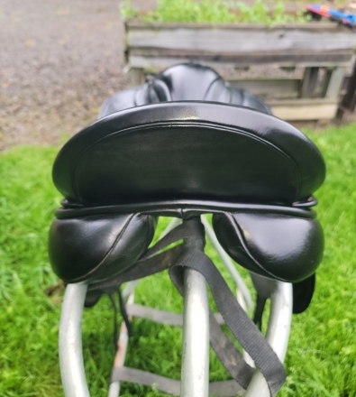 Tack ID: 568528 17 County Perfection Dressage Saddle - Med Tree - Used/Blk - PhotoID: 153088 - Expires 15-Aug-2024 Days Left: 74