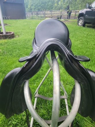Tack ID: 568528 17 County Perfection Dressage Saddle - Med Tree - Used/Blk - PhotoID: 153089 - Expires 15-Aug-2024 Days Left: 74