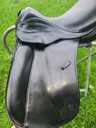 Tack ID: 568528 17 County Perfection Dressage Saddle - Med Tree - Used/Blk - PhotoID: 153090 - Expires 15-Aug-2024 Days Left: 74