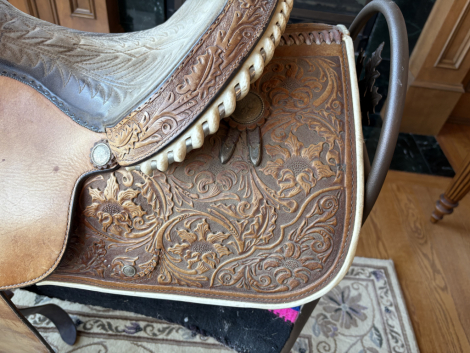 Tack ID: 569208 Circle Y Cutting & Reining Saddle - PhotoID: 154703 - Expires 07-Dec-2025 Days Left: 2