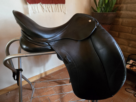 Tack ID: 569797 Schleese Heike Kemmer 18 adjustable dressage saddle - PhotoID: 154719 - Expires 15-Dec-2025 Days Left: 11