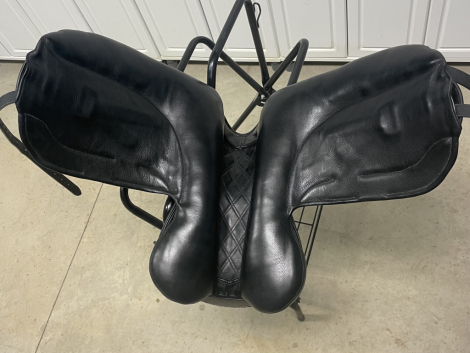 Tack ID: 570036 Bliss of London Dressage saddle - PhotoID: 155083 - Expires 13-Mar-2026 Days Left: 98