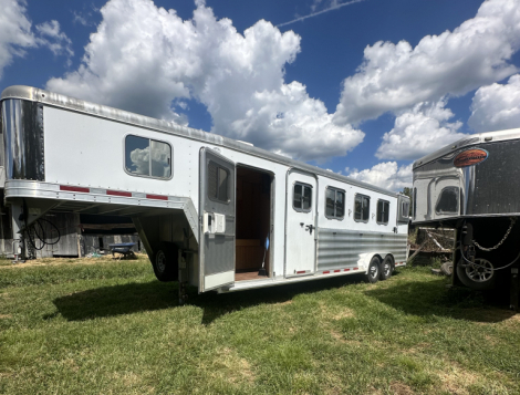 Tack ID: 570089 Featherlite 4 Horse with Custom Weekender! - PhotoID: 155142 - Expires 31-Dec-2025 Days Left: 26