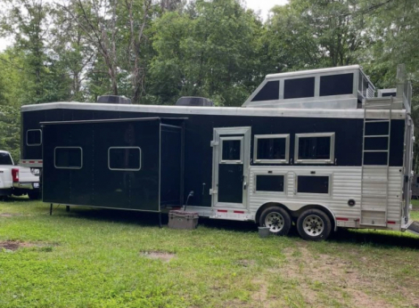 Tack ID: 570136 Trail Master Sierra 3 Horse W/Custom Living Qtrs! - PhotoID: 155198 - Expires 20-Jan-2026 Days Left: 38