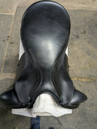 Tack ID: 570175 Prestige dressage saddle - PhotoID: 155272 - Expires 10-Feb-2026 Days Left: 68