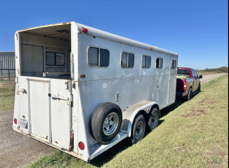 Tack ID: 570194 2000 4 horse bumper pull Circle J Slant in Devine, TX - PhotoID: 155283 - Expires 19-Feb-2026 Days Left: 76