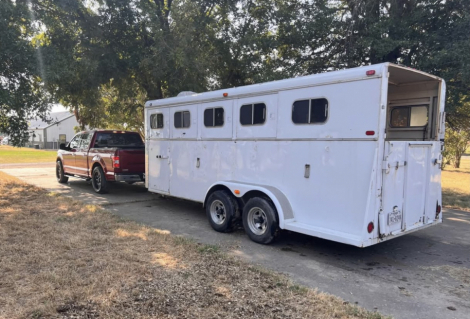 Tack ID: 570194 2000 4 horse bumper pull Circle J Slant in Devine, TX - PhotoID: 155284 - Expires 19-Feb-2026 Days Left: 76