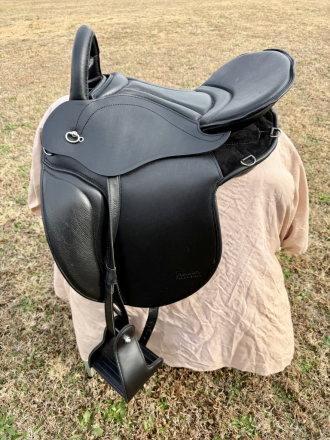 Tack ID: 570238 TREKKER LUXUS ULTIMATE LUXURY TREELESS ADJUSTABLE SADDLE - PhotoID: 155353 - Expires 12-Mar-2026 Days Left: 87