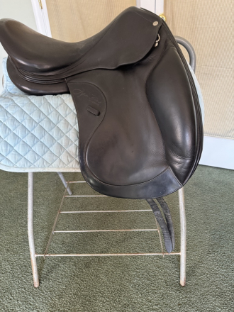 Tack ID: 570305 Beautiful Forestier/Lynn Palm Dressage Saddle, 17.5 to 18 - PhotoID: 155398 - Expires 14-Apr-2026 Days Left: 70