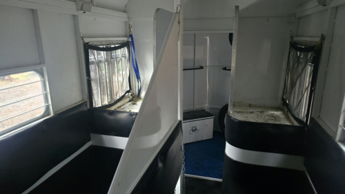 Tack ID: 570308 Warmblood trailer - PhotoID: 155407 - Expires 13-Jul-2026 Days Left: 162