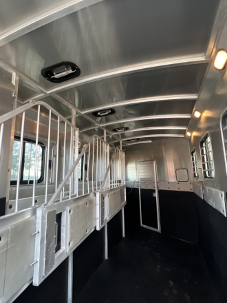 Tack ID: 570351 ✨2007 Classic Gold Buckle 4 Horse Living Quarters✨ - PhotoID: 155473 - Expires 15-May-2026 Days Left: 86