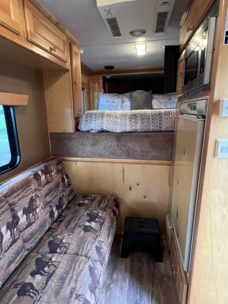 Tack ID: 570351 ✨2007 Classic Gold Buckle 4 Horse Living Quarters✨ - PhotoID: 155474 - Expires 15-May-2026 Days Left: 86