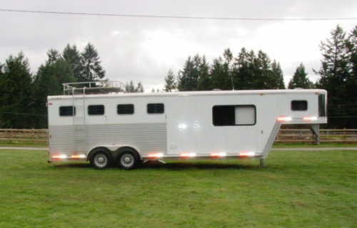 Tack ID: 570390 2001 Exiss 4 horse with weekender package - PhotoID: 155573 - Expires 02-Jun-2026 Days Left: 42