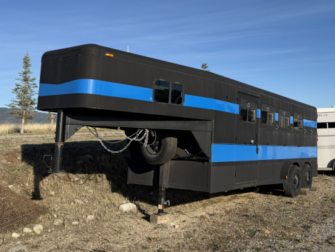 Tack ID: 570462 4 Horse Featherlite Horse Trailer with Dressing Room - PhotoID: 155596 - Expires 09-Oct-2026 Days Left: 177