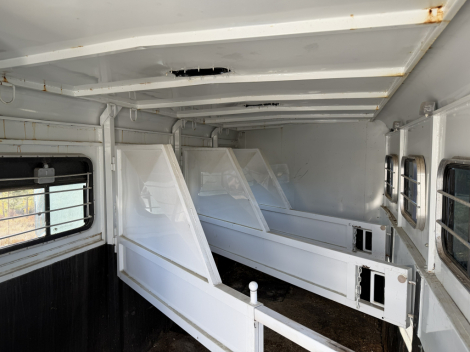 Tack ID: 570462 4 Horse Featherlite Horse Trailer with Dressing Room - PhotoID: 155597 - Expires 09-Oct-2026 Days Left: 177