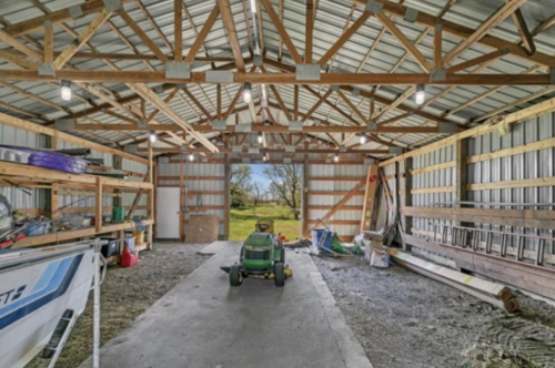Tack ID: 570512 4 br 2 ba 2,590 sq ft on 5.42 acres with Pole Barn - PhotoID: 155640 - Expires 02-Aug-2026 Days Left: 88