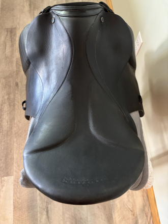 Tack ID: 570545 Stubben Genesis Special Dressage Saddle - PhotoID: 155665 - Expires 16-Aug-2026 Days Left: 84