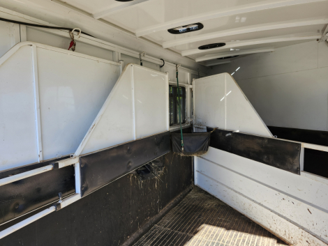 Tack ID: 570590 White Logan 4 horse trailer - PhotoID: 155768 - Expires 19-Sep-2026 Days Left: 65