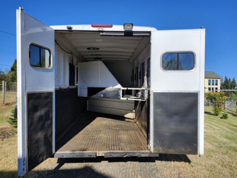 Tack ID: 570590 White Logan 4 horse trailer - PhotoID: 155770 - Expires 19-Sep-2026 Days Left: 65
