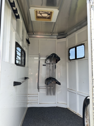 Tack ID: 570594 2004 Sundowner Sunlite 777 2-Horse extra high w/tack room - PhotoID: 155732 - Expires 10-Sep-2026 Days Left: 82