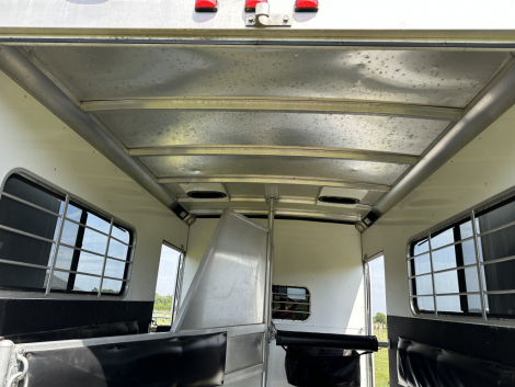 Tack ID: 570594 2004 Sundowner Sunlite 777 2-Horse extra high w/tack room - PhotoID: 155733 - Expires 10-Sep-2026 Days Left: 82