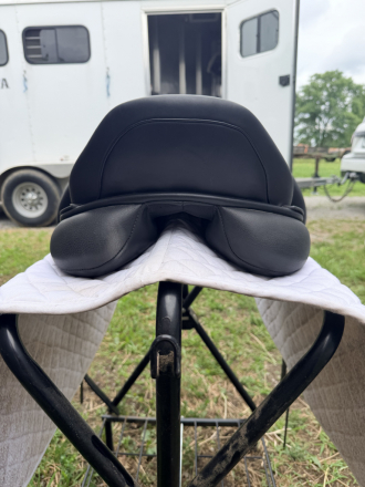 Tack ID: 570598 Ryder Dressage Saddle 18 Excellent Condition Deep Seat - PhotoID: 155739 - Expires 14-Sep-2026 Days Left: 86