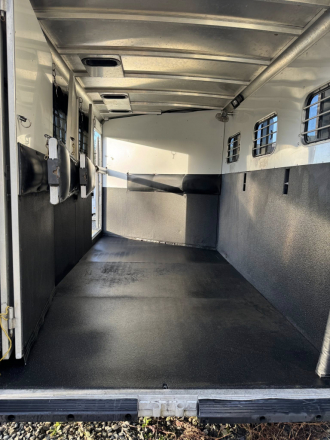 Tack ID: 570611 1999 Sundowner ValueLite GN 3 Horse Slant Horse Trailer - PhotoID: 155757 - Expires 19-Sep-2026 Days Left: 90