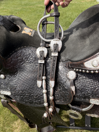 Tack ID: 570664 Beautiful 16inch Harris saddle and bridle set - PhotoID: 155811 - Expires 15-Oct-2026 Days Left: 81