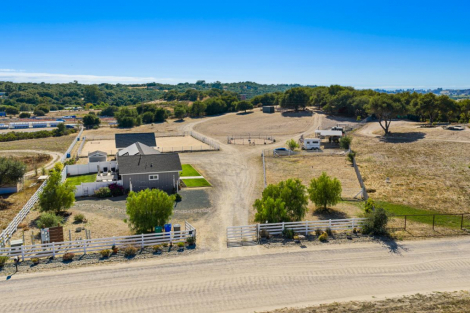 Tack ID: 570754 Hobby Horse Farm 15 minutes to Beach - PhotoID: 155911 - Expires 23-Nov-2026 Days Left: 74
