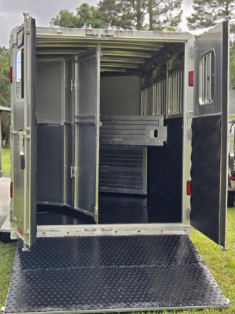 Tack ID: 570779 3 horse slant electric gooseneck w/dressing room - PhotoID: 155950 - Expires 06-Mar-2027 Days Left: 175