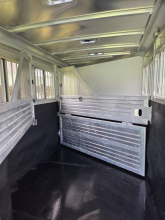 Tack ID: 570779 3 horse slant electric gooseneck w/dressing room - PhotoID: 155951 - Expires 06-Mar-2027 Days Left: 175