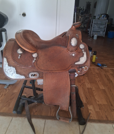Tack ID: 570793 Broken Horn, show saddle with silver 15 in - PhotoID: 155993 - Expires 16-Dec-2026 Days Left: 88