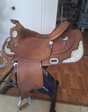 Tack ID: 570793 Broken Horn, show saddle with silver 15 in - PhotoID: 155996 - Expires 16-Dec-2026 Days Left: 88