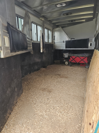 Tack ID: 570803 Clean 2007 Featherlite 4 horse slant load weekender - PhotoID: 156010 - Expires 18-Dec-2026 Days Left: 73