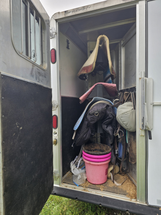 Tack ID: 570803 Clean 2007 Featherlite 4 horse slant load weekender - PhotoID: 156011 - Expires 18-Dec-2026 Days Left: 73