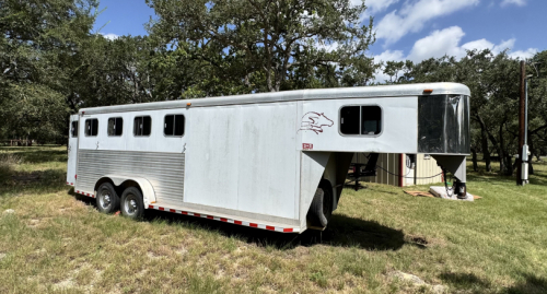 Tack ID: 570810 Sundowner Aluminum 4 horse w dressing room - PhotoID: 156015 - Expires 20-Dec-2026 Days Left: 88